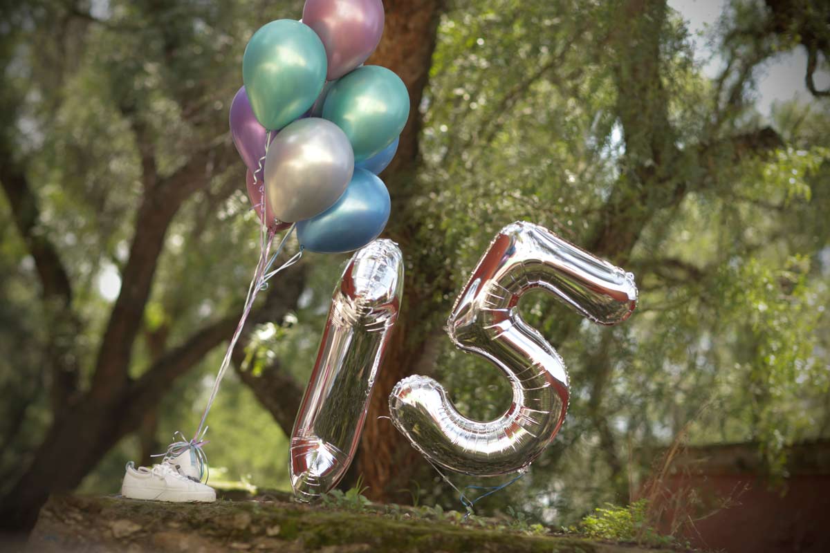 Metallic quince balloons in jewel ones, and two the shape of the number 15